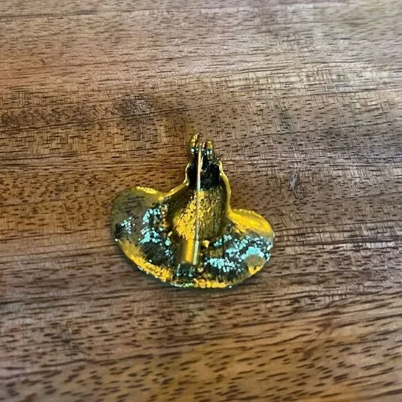 Goth Witches Hat Brooch Gold Tone, Engraved Design, Jewels, And Black stone - Picture 3 of 3